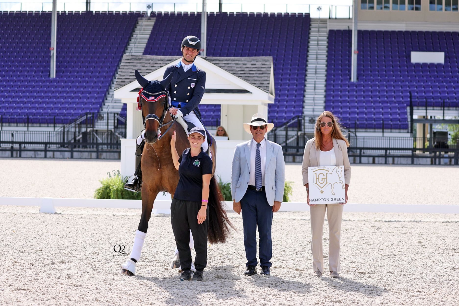 Mendoza Loor Scores Personal Best to Win on First Day of